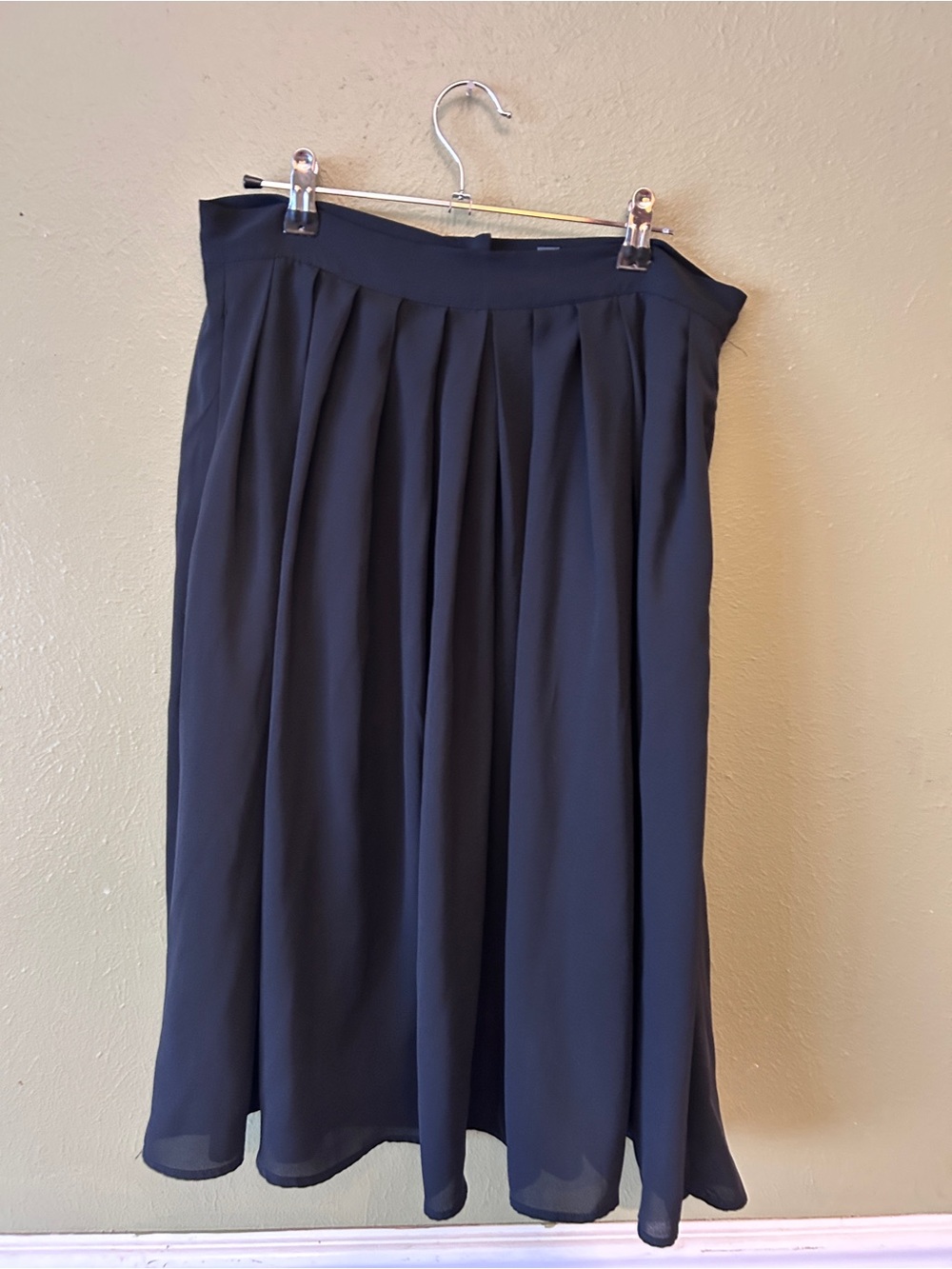 ModCloth Classic Pleated Chiffon Midi Skirt - Black size 12